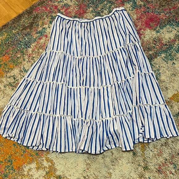 Midi skirt waist 36 inches length 31 inches small rip in waist